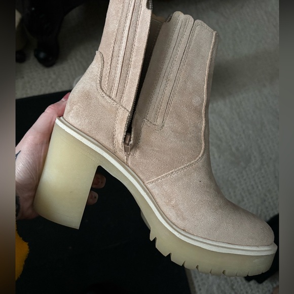 Boots - Picture 4 of 7